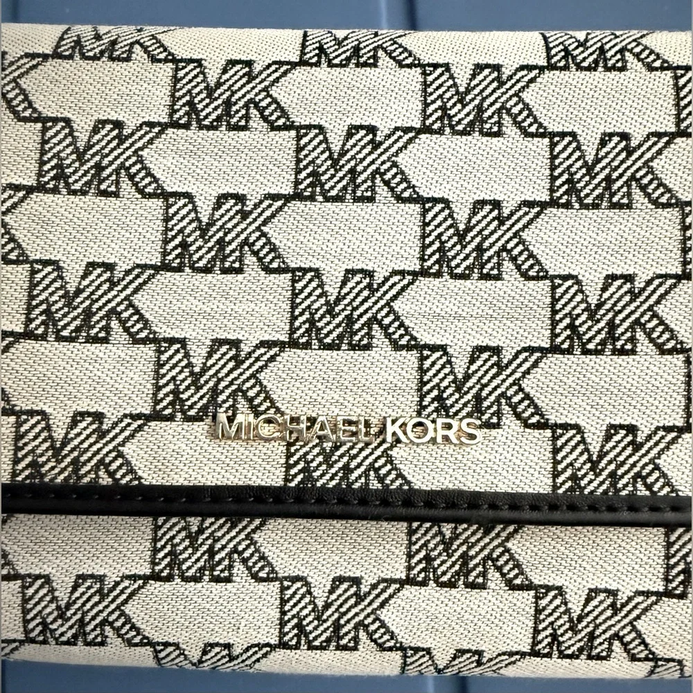 Michel Kors wallet/crossbody - Picture 3 of 5